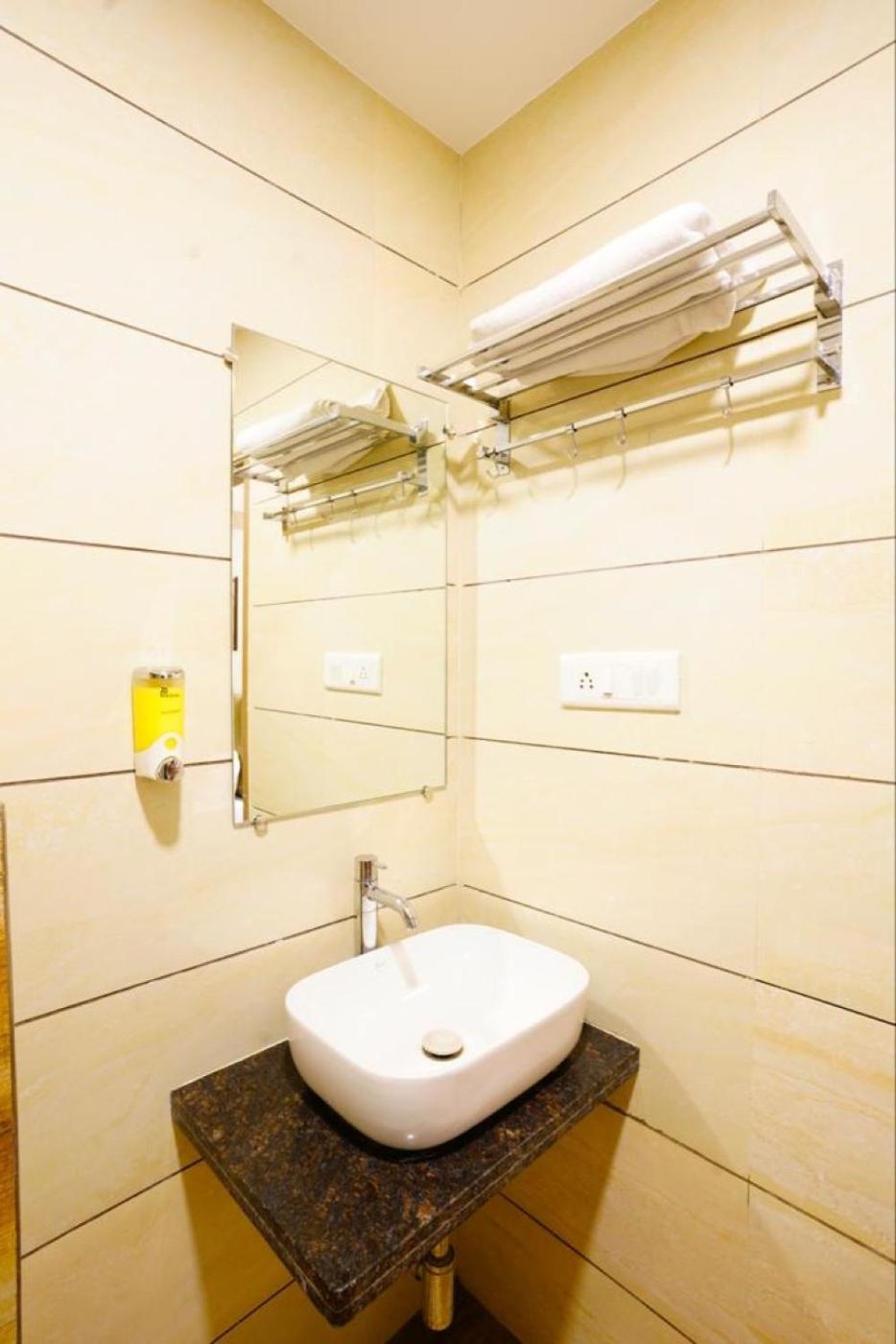 Hotel Diamora Residency Thána Kültér fotó